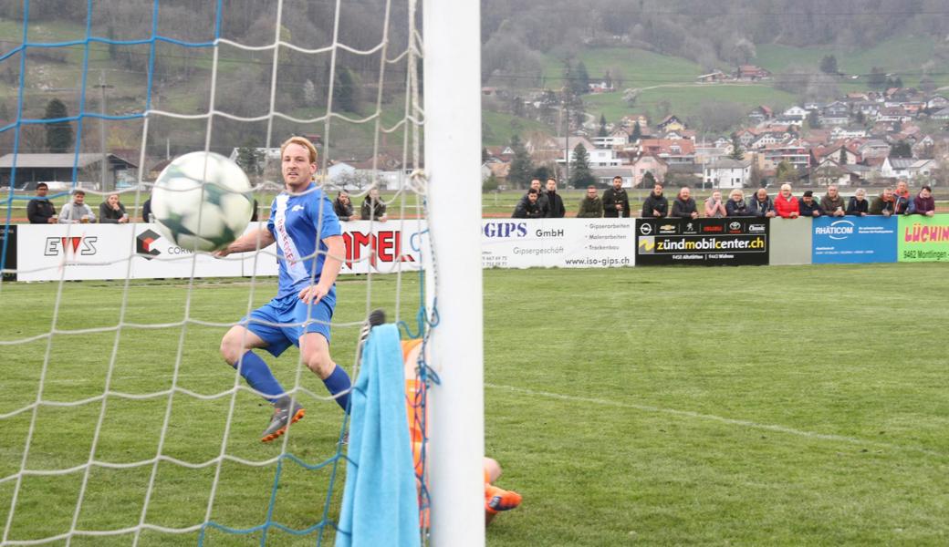 Volley aus dem Lauf: Schneider trifft zum 3:1.