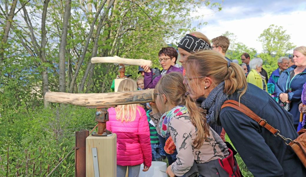 Der Blick durchs Holzfernrohr eröffnet schöne Ausblicke.