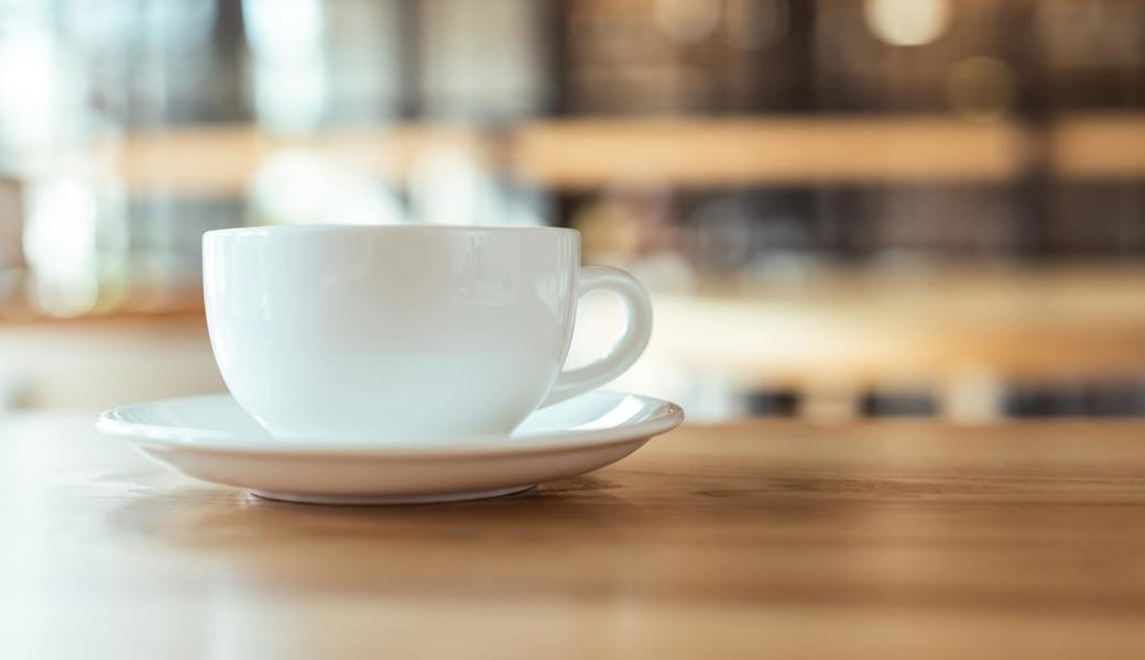 Der Mann wollte doch nur in Ruhe im Restaurant sitzen und seinen Kaffee trinken... die Kantonspolizei klärte ihn dann über den Lockdown auf.