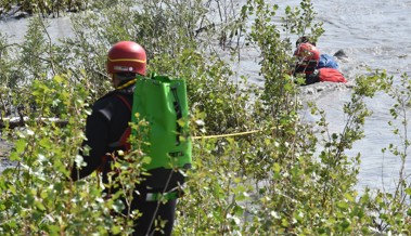 Spektakulär: Einsatzkräfte der Fliesswasserrettungs-Organisationen trainieren Schlauchbootunfall