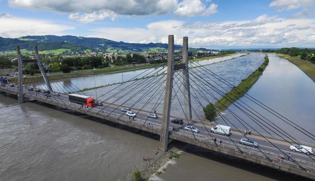 Am 17. Juni 2016 überströmte das Wasser die mittleren Dämme und ergoss sich ins Rheinvorland – die Hochwasserdämme hielten stand.  