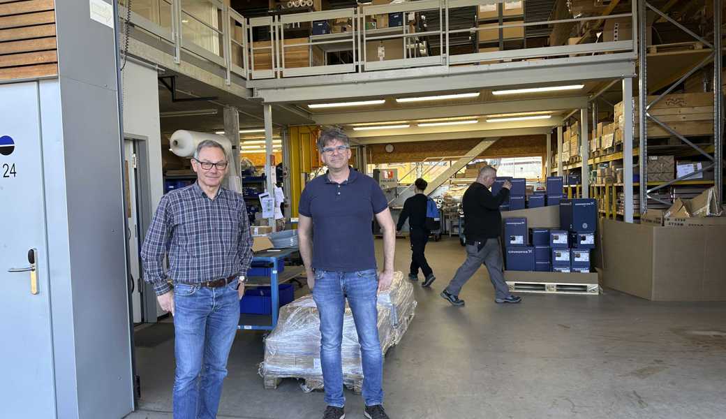 Heinz Böhler (links) und Bernhard Jonas im Eingang zur Produktionshalle am Firmensitz an der Viscosestrasse 46 in Widnau.  Noch in diesem Monat wird die Produktion nach Au an die Industriestrasse gezügelt.   