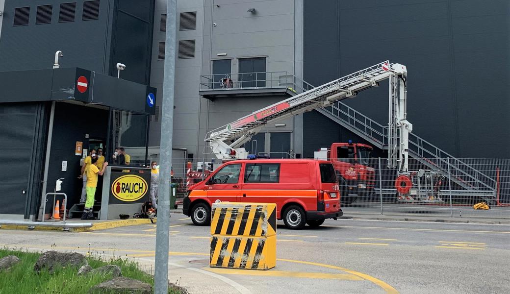 Die Feuerwehr musste auch Personen aus dem Gebäude begleiten.