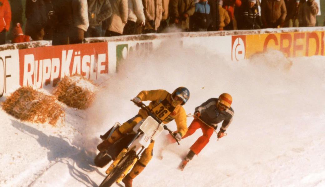 Mit bis zu 130 km/h wurden die Skifahrer durch die Arena geschleppt.