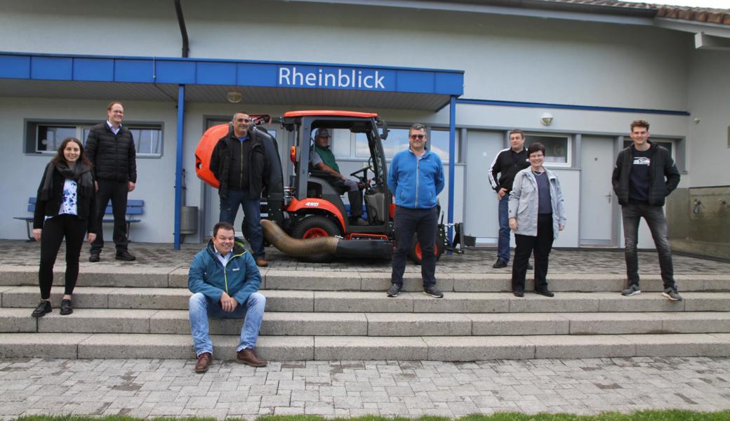 Das bisherige und das neue Sportplatzkonsortium mit dem neuen Rasentraktor (v. l.) : Vanessa Looser, TV Rüthi, Aktuarin neu; Philipp Scheuble, Gemeindepräsident bisher; Rolf Heeb,  TV Rüthi, Aktuar bisher; Battista Affuso, FC Rüthi, Präsident des Konsortiums neu; Fredy Heeb, Unterhalt Sportanlagen neu; Aldo Frei, Präsident des Konsortiums bisher, Urs Baumgartner, Präsident FC Rüthi; Monika Eggenberger, Gemeindepräsidentin ad interim; Ramon Loher, FC und TV Rüthi, Kassier.
