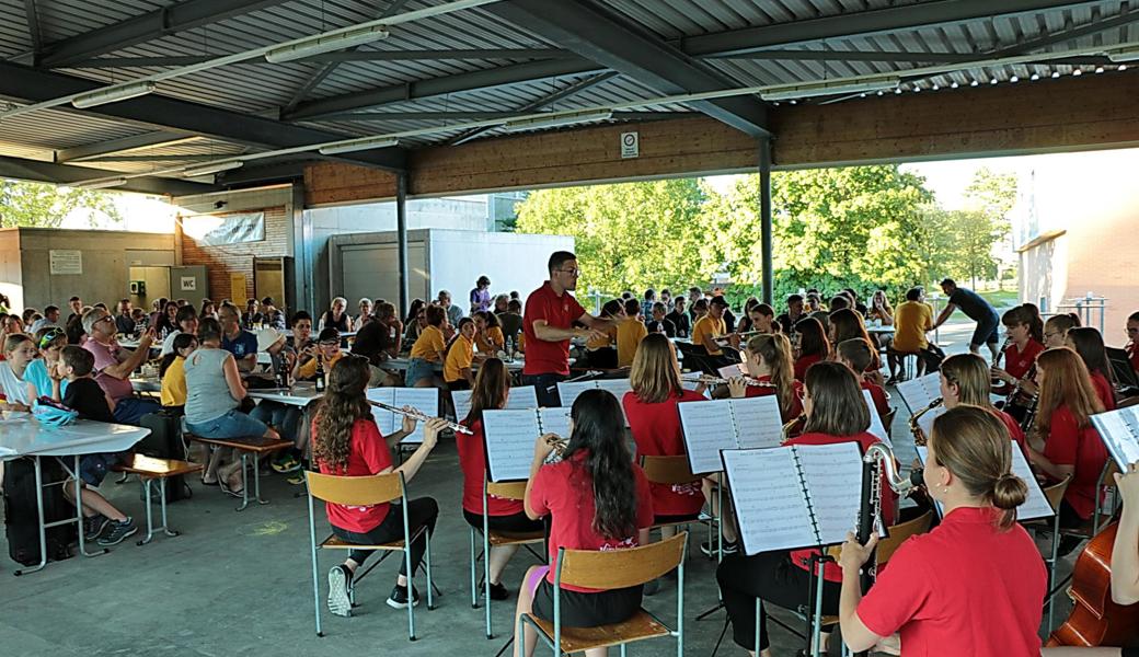 Unter der Leitung von Simon Schmitter erspielte sich die Jugendmusik Au-Berneck-Heerbrugg den Schlussapplaus. 