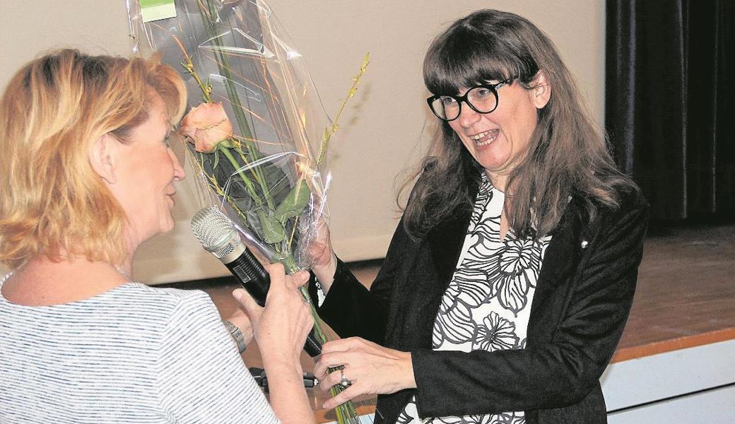 Der erste öffentliche Auftritt Angelika Margadants als Stadtpräsidentschaftskandidatin endete mit einem frühlingshaften Geschenk durch die Wahlkampfkoordinatorin Sabine Irion. 