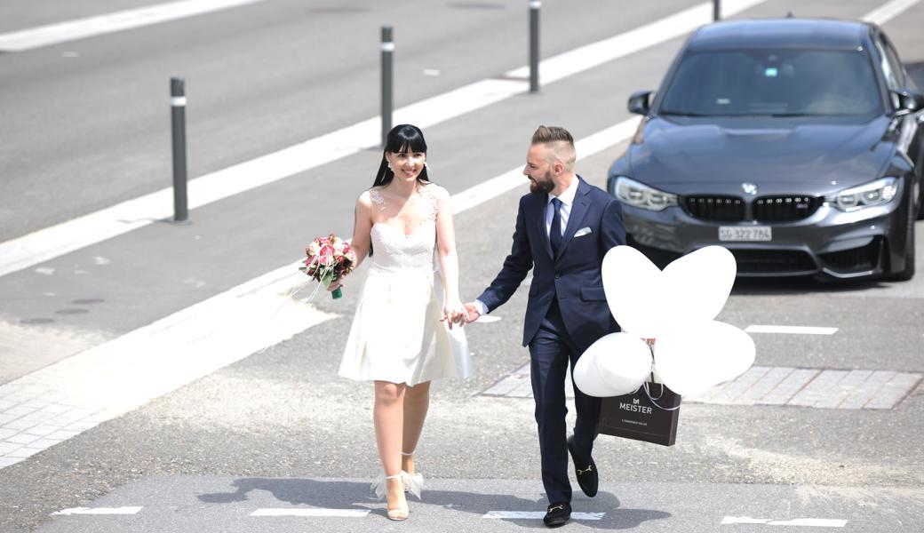 Ramona und Chris auf dem Weg zum Standesamt.