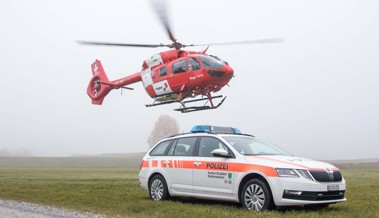 Mann stürzt bei Dacharbeiten von Gerüst: Rega fliegt ihn ins Spital