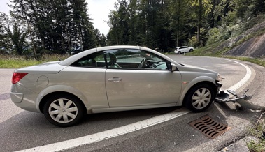 Frau verwechselte Pedale und geriet auf die andere Strassenseite