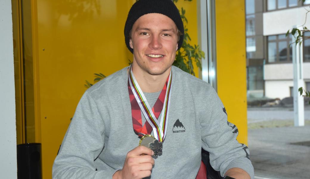 Snowboardcrosser Gabriel Zweifel mit seinen zwei wertvollsten Medaillen, beide 2019 gewonnen: Silber an der Schweizer Meisterschaft und die ebenfalls silberne Fis-Medaille der Junioren-WM.