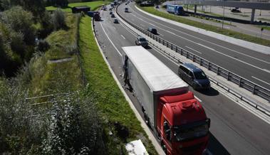 Lastwagen fährt auf Lastwagenanhänger auf