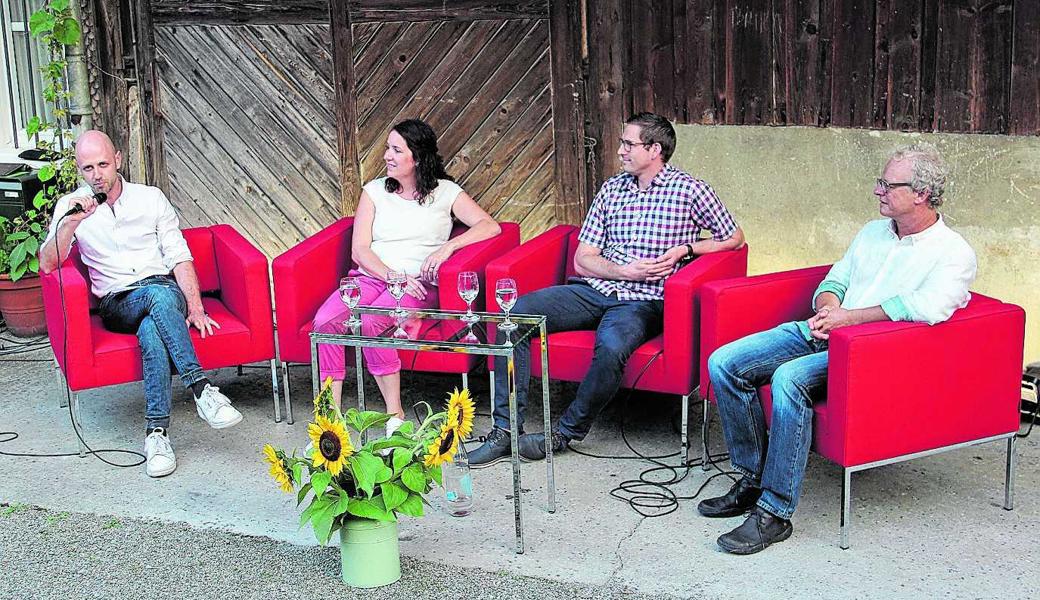 Der einheimische Samuel Tanner, Journalist bei der NZZ am Sonntag, leitete die lockere Gesprächsrunde, die dem Publikum (v.l.) Ramona Hutter-Spirig, Reto Ebneter und Jürgen Ruckdeschel näherbrachte. 