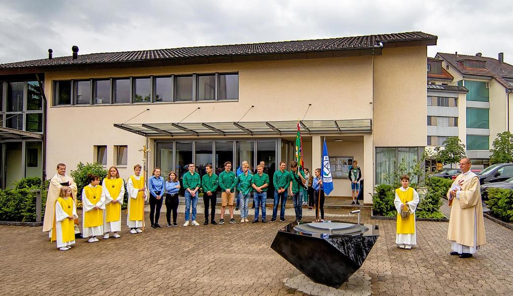 Die Einweihung des Brunnens erfolgte am 14. Juni. Die Dreiecke an den Stirnseiten symbolisieren die Dreifaltigkeit, die Kreisform des Wasserbeckens die Unendlichkeit und das Wasser steht als Symbol für das Leben. 