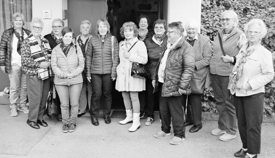Die Mitglieder von pro audito Sarganserland-Rheintal vor dem Puppenmuseum. Bild: pd