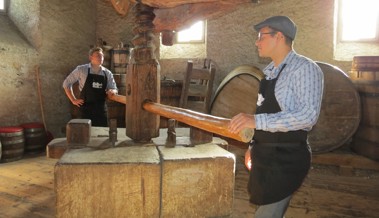 20-köpfige Torkel-Mannschaft presst Wein wie vor Jahrhunderten