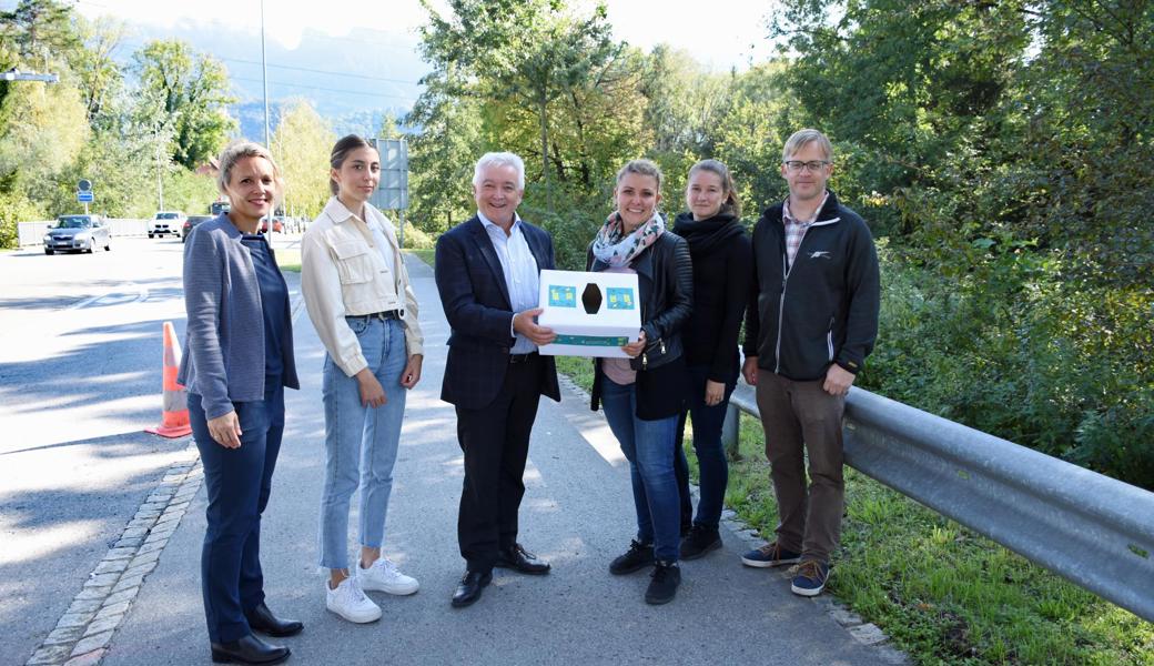 Sie waren bei der Ziehung dabei (v. l.): Cornelia Kleboth, Verkehrsbetriebe Vorarlberg, Melike Oral, Gemeindeverwaltung Diepoldsau, Roland Wälter, Gemeindepräsident Diepoldsau, Saskia Amann, Vertreterin der Stadtverwaltung Hohenems, Carmen Husjak, Verkehrsbetriebe Vorarlberg und Jürg Buschor, Projektleiter «Unterhaltung auf der ganzen Linie 303». 