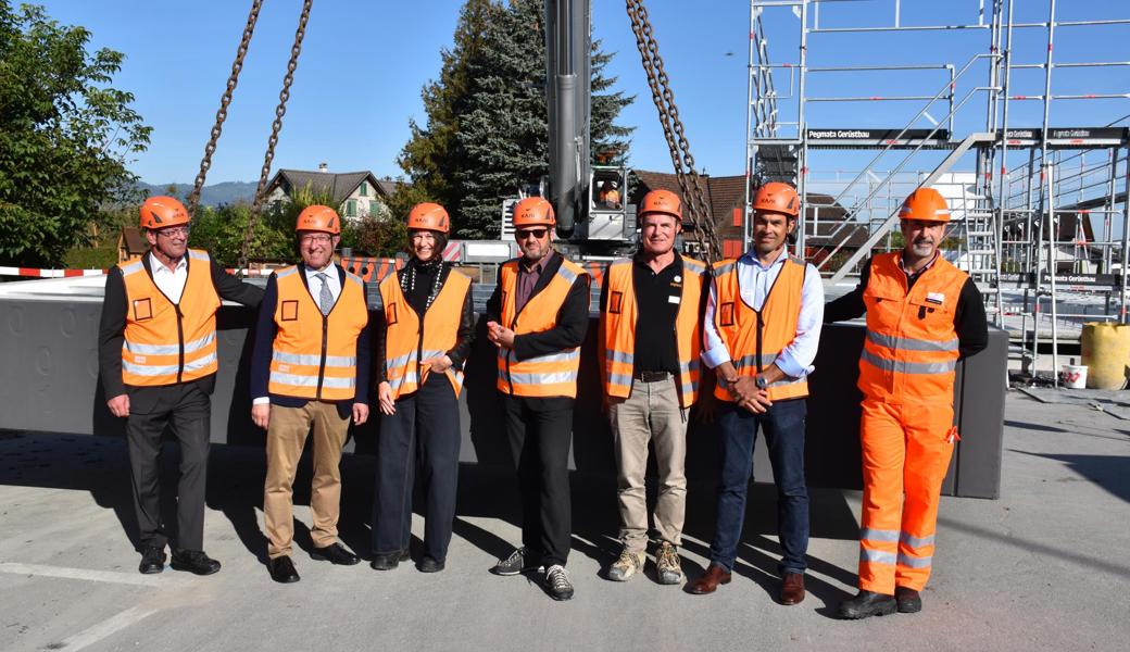 Begehen gemeinsam den Spatenstich vor einem Element für das neue Bahntechnikgebäude in Oberriet, von links: Rolf Huber (Gemeindepräsident von Oberriet), Beat Tinner (Regierungsrat Kanton St. Gallen), Daria Martinoni (Leiterin SBB Region Ost), Hansruedi Kaeser (Re­gionenleiter Bundesamt für Verkehr), Hannes Müller (Vertreter Arge Plus), Reto Tscharner (Bauunternehmung Walo) und Christian Furrer (Gesamtprojektleiter SBB).