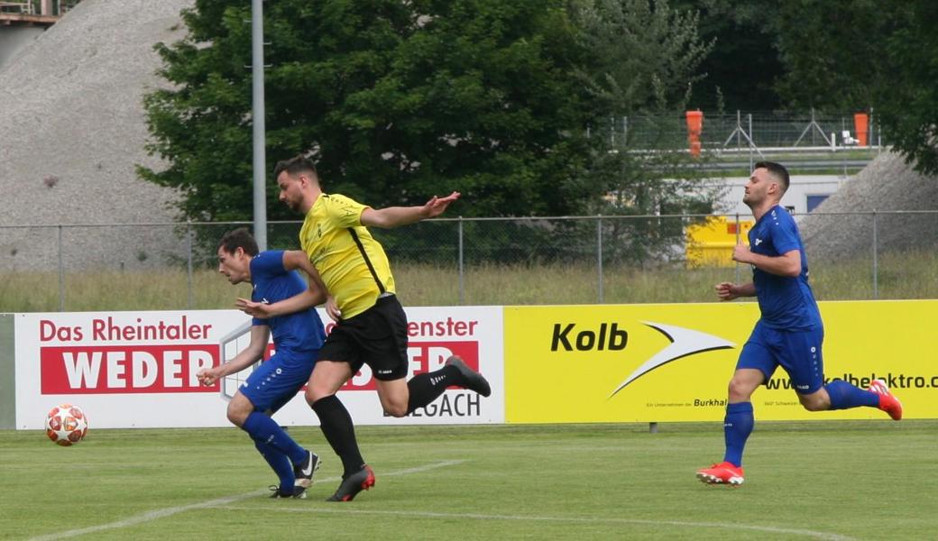 Rüthis Bernhard Allgäuer (links) erzielte zwar sein 15. Saisontor, kam aber selten an der von Nico Boller organisierten Defensive des FC Heiden vorbei.