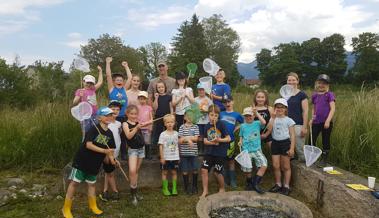 Kinder erforschen das Leben im Teich