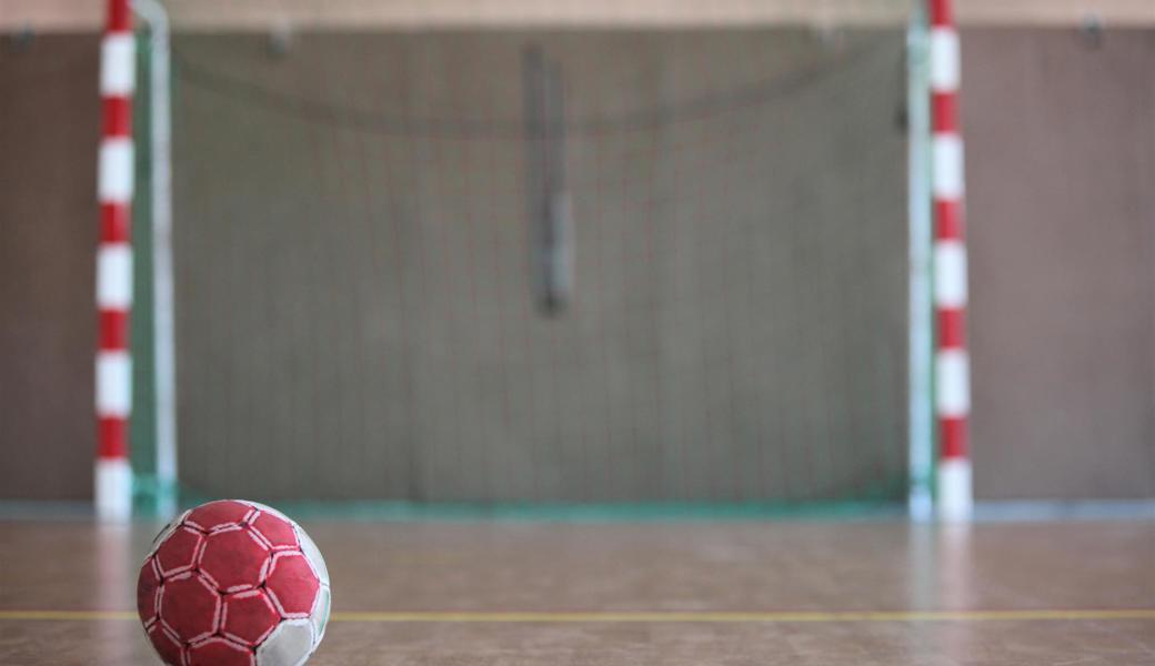 Das Handballtor bleibt für die Aktiven zurzeit verwaist, der Ball unbenutzt.