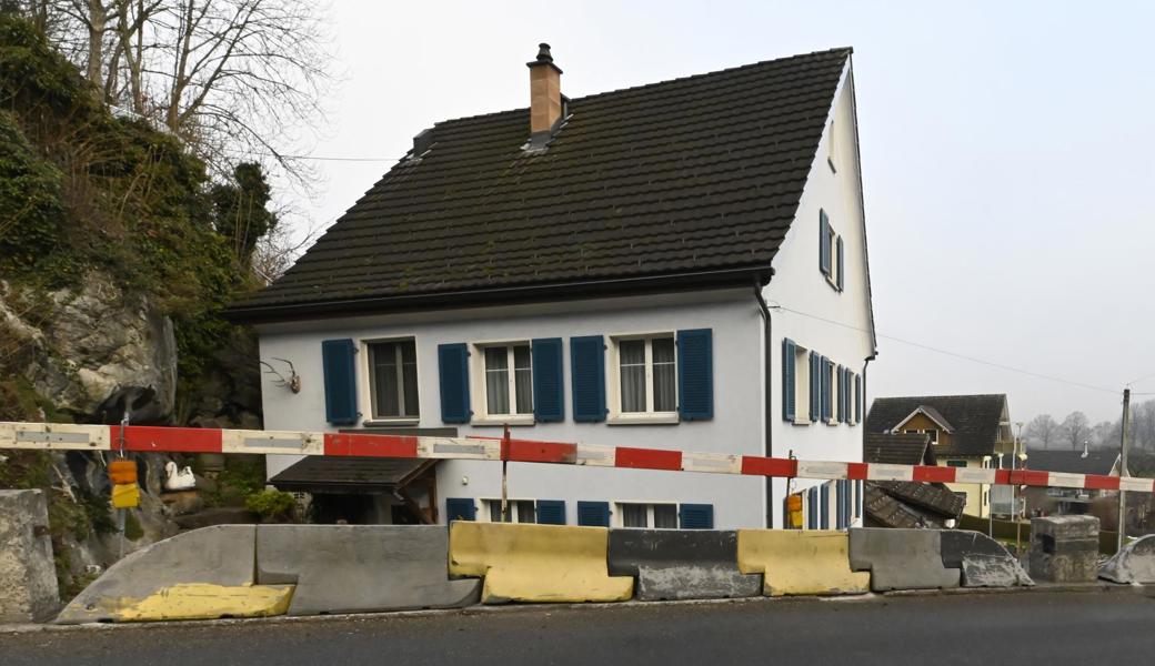 Die Baustellenabschrankung und die Betonelemente anstelle der beschädigten Absturzsicherung werden noch bis in den Frühling 

hinein an den schweren Unfall im August erinnern.