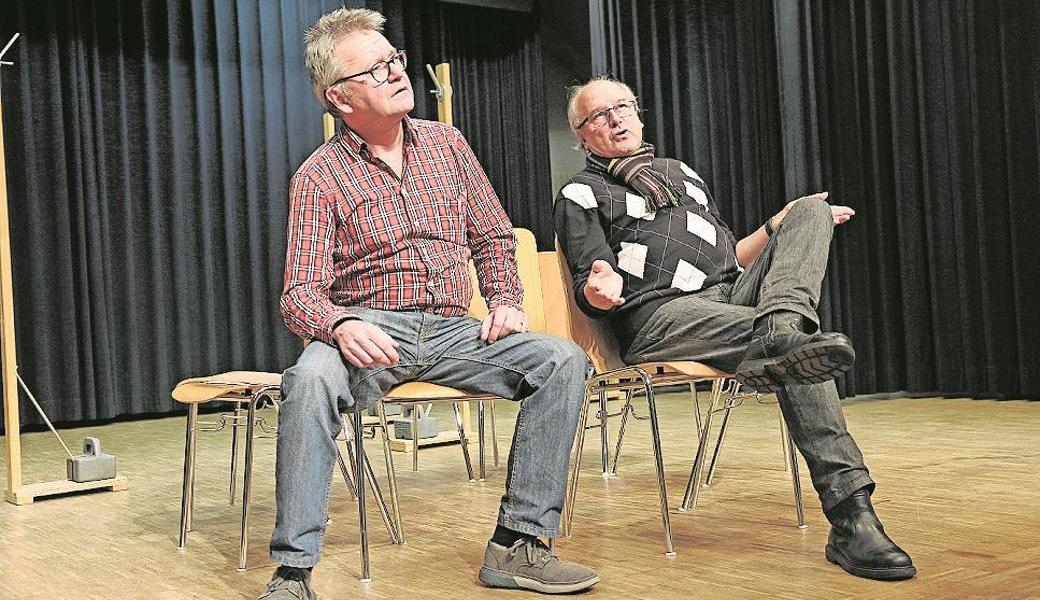 Peter Grundlehner (links), in der Hauptrolle als Philipp Klapproth, trifft auf Max Weder, der den Grosswildjäger Fritz Bernhardy spielt.  