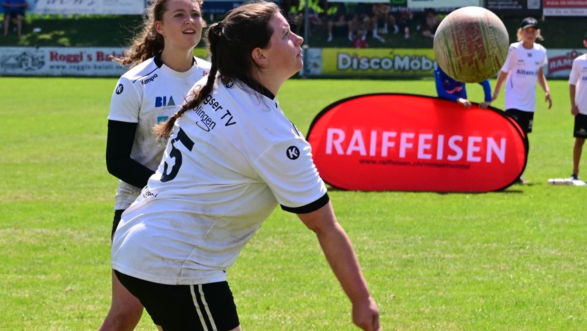 Die Frauen vom Ohligser TV aus Solingen (D) feierten am Grenzlandturnier dank des Finalsiegs gegen Kellinghusen den Titel. Die Frauen vom Ohligser TV aus Solingen (D) feierten am Grenzlandturnier dank des Finalsiegs gegen Kellinghusen den Titel.