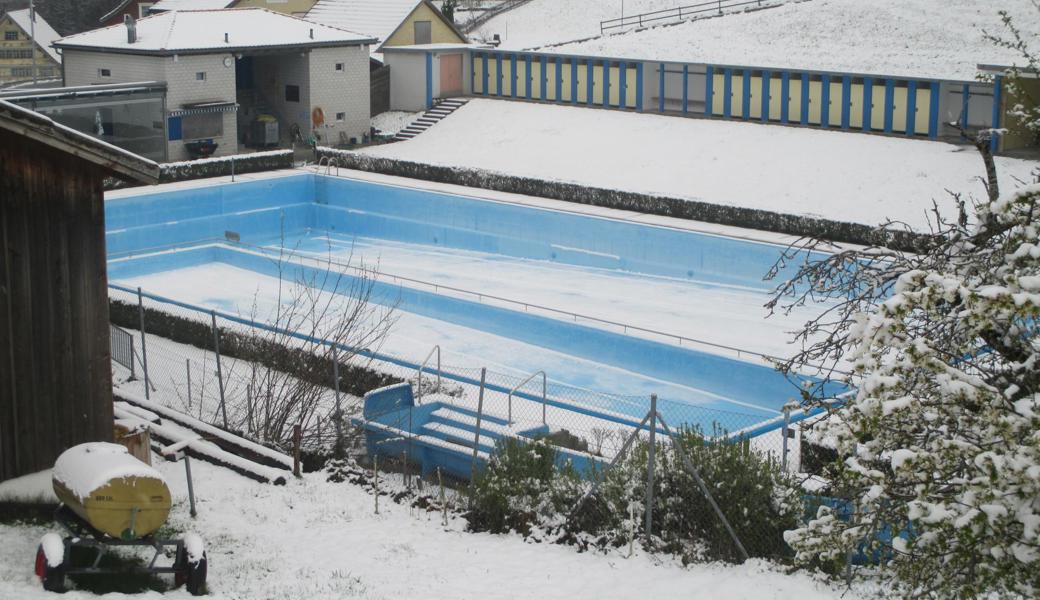 Das winterlich weisse Schwimmbad Walzenhausen.