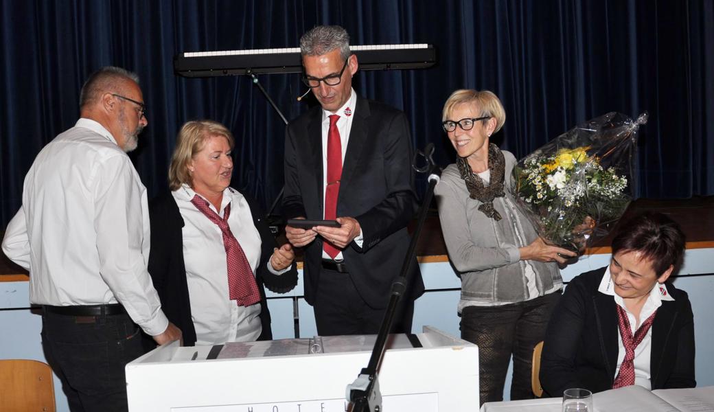 Manuela Villani und Martin Lutz (l.) ehrten Bernhard und Susanne Lapp für ihr 30-jähriges Wirken für die Ortsgemeinde.