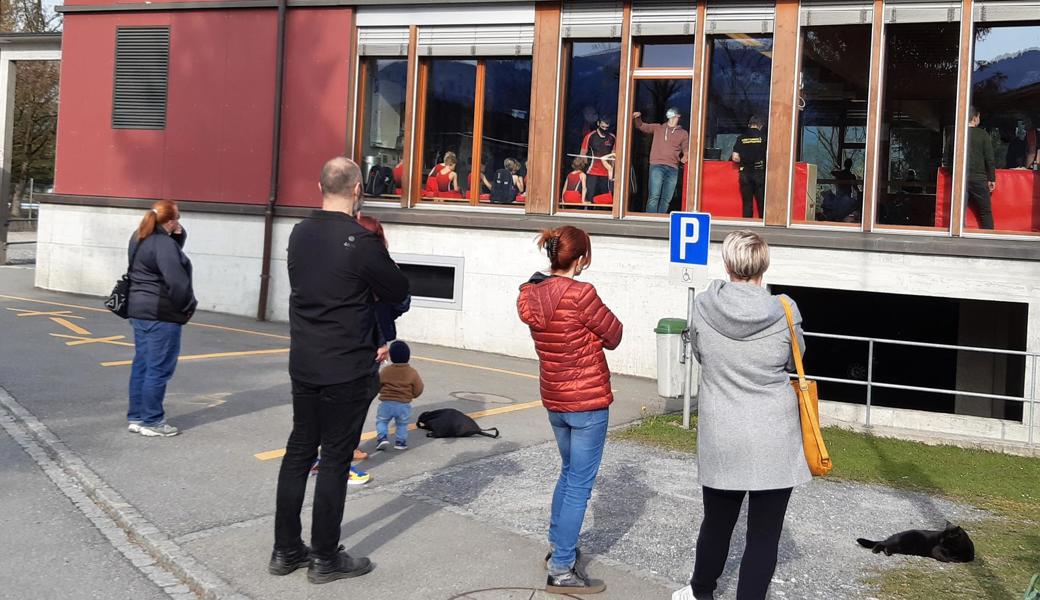 Die Zuschauerinnen und Zuschauer mussten von aussen in die Trainingshalle der Kunstturner blicken.