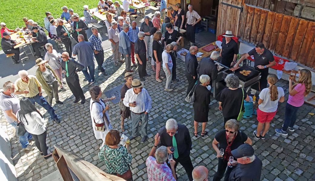 Gemütliches Beisammensein der Gottesdienstbesucher bei einem Apéro im Torkel Oberdorf. 