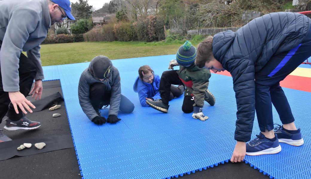 Die Kinder und fünf Erwachsene arbeiteten zweieinhalb Stunden, um die Plastikplatten zu einem Unihockeyfeld zusammenzusetzen.