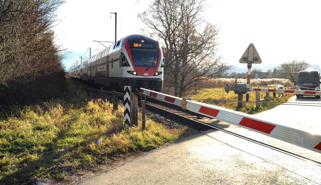 Interregio-Zug beim Bahnübergang Hilpert in der Gemeinde Oberriet.