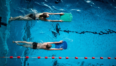 Überlebenswichtige Kompetenz vernachlässigt: Lücken im Schwimmunterricht Überlebenswichtige Kompetenz vernachlässigt: Lücken im Schwimmunterricht