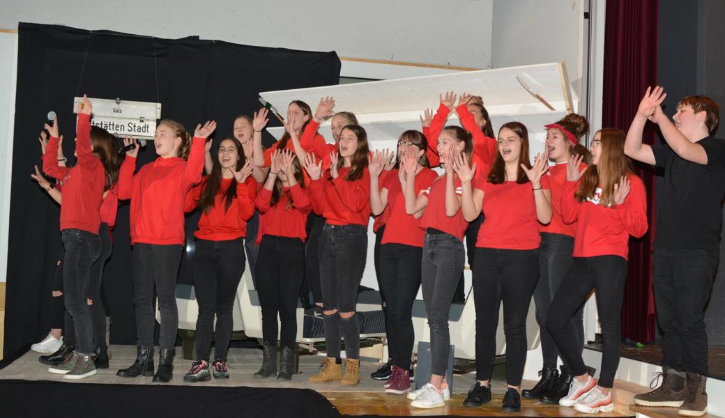 Zur weiteren Auflockerung des Programms trugen die Auftritte des Schülerchores OMR-Voices unter der Leitung von Tom Bertényi bei. 