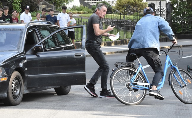 Tatort Schule: Spektakuläre Stuntshow warnt Schüler vor Ablenkung im Strassenverkehr