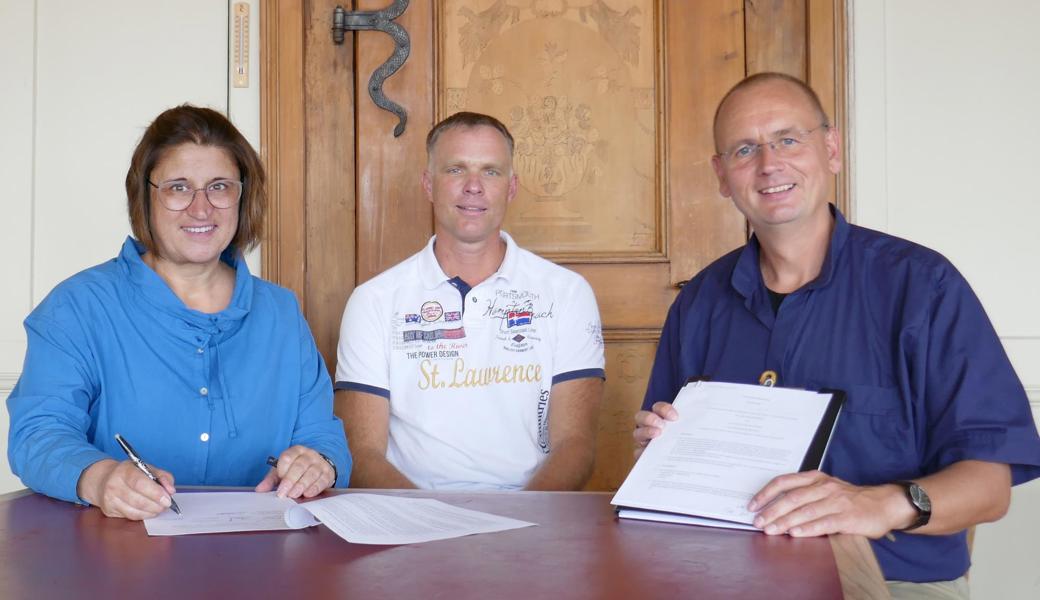 Beim Unterzeichnen der Leistungsvereinbarung in der Burg in Rebstein (v. l.) Manuela Gschwend, Uwe Rohloff und Bernd Bürgermeister.