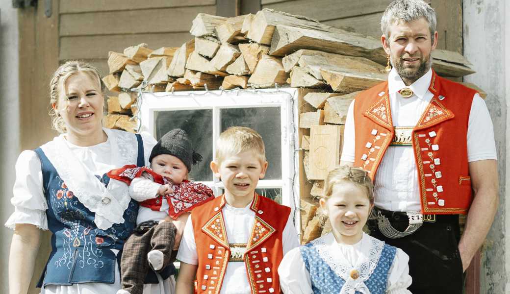 Elisabeth und Beat Sturzenegger mit ihren Kindern Fabio, Lea und dem acht Monate alten Nick.