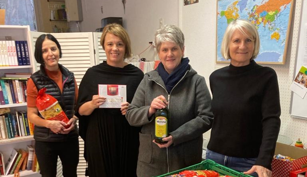 A-Treff-Leiterin Maria Garcia (2. von links) freut sich über die grosszügigen Gaben. Bild: pd