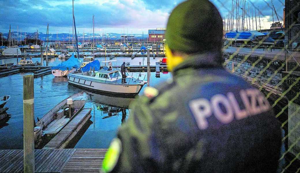 Die Polizei erwartet Paganini und seine Bergecrew im Hafen von Romanshorn.