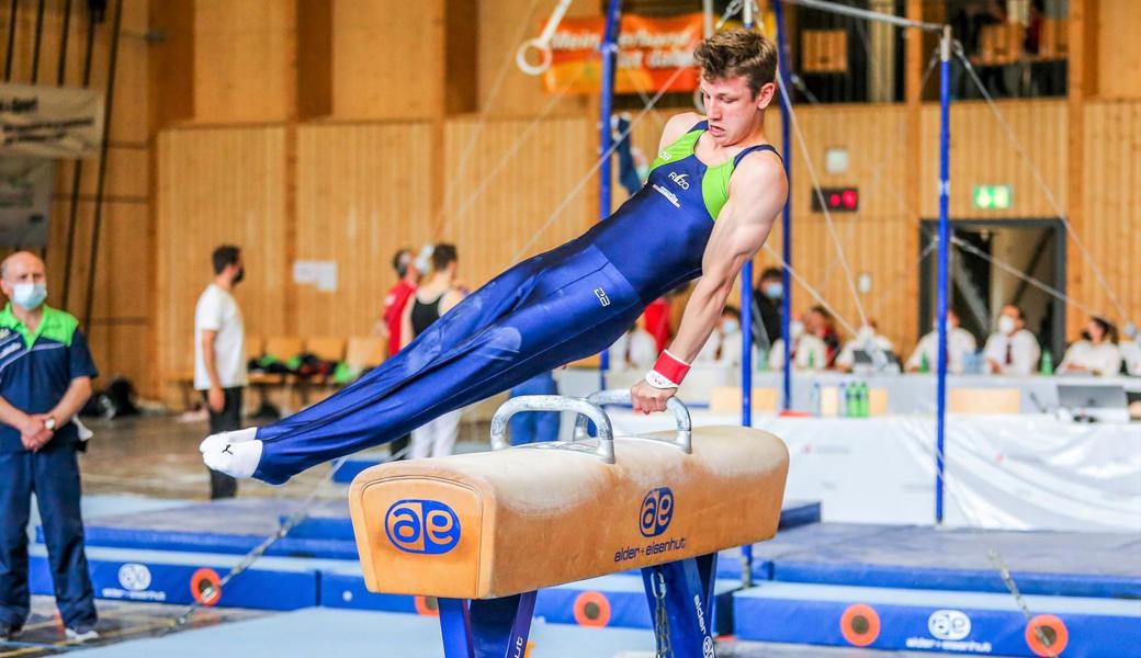 Der 14-jährige Diepoldsauer Kunstturner Florian Keller beim Pferdbauschen.