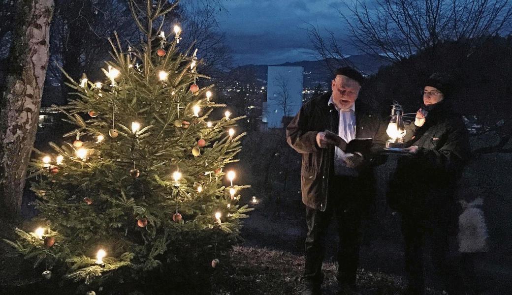 Felix Indermaur und Pfarrerin Manuela Schäfer erzählten Geschichten rund um den Christbaum. 