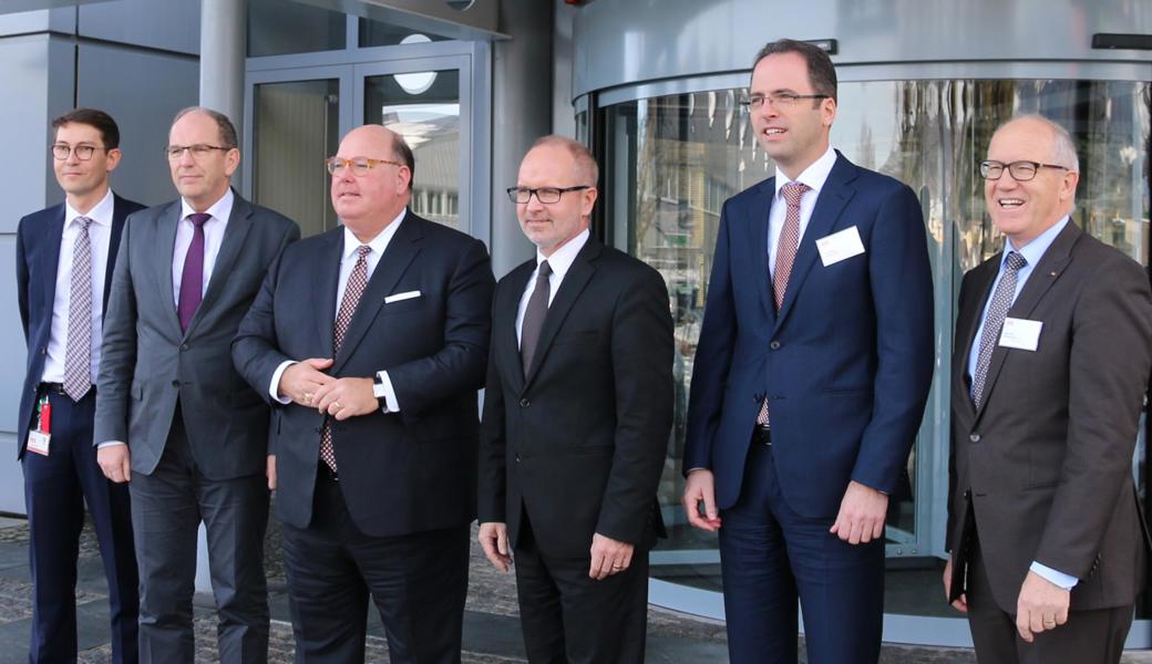 Der US-Botschafter Ed McMullen (dritter von links) beim Empfang in Heerbrugg mit Vertretern der St.Galler Kantonsregierung und der SFS Geschäftsleitung. Claude Stadler, Head of Corporate Services (von links), Regierungsrat Bruno Damann, Regierungspräsident Stefan Kölliker, Jens Breu, CEO und Rolf Frei, CFO.
