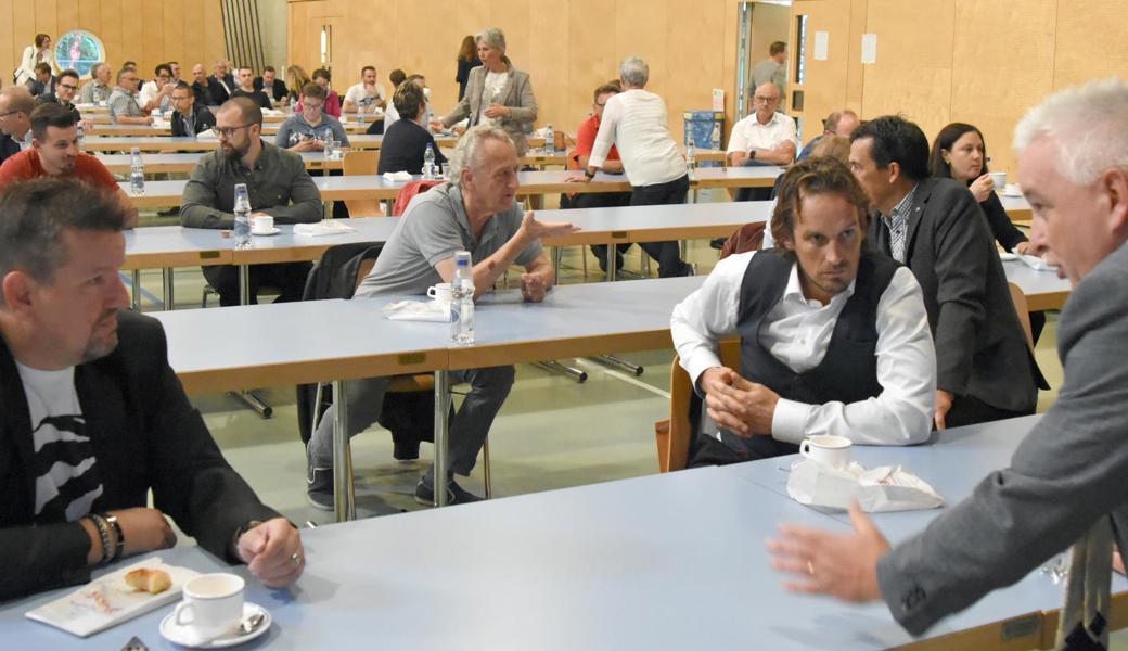 Im Gespräch (von links): Carsten Zeiske, Patrick Fischer und Gemeindepräsident Roland Wälter.