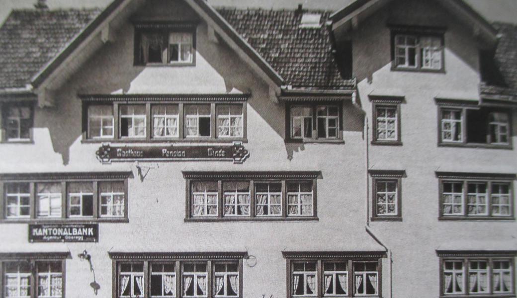 In der "Linde" am Kirchplatz war zugleich die Kantonalbank untergebracht. Das Erledigen von Bankgeschäften konnte folglich gut mit einer Einkehr verbunden werden.

