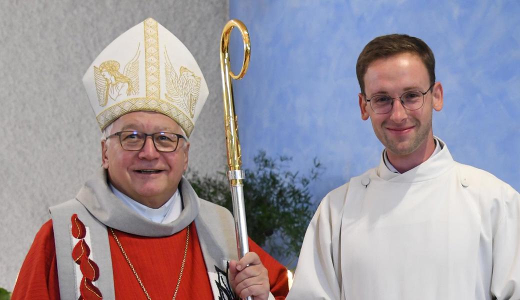 Stefan Kiesewetter mit Bischof Markus Büchel. 