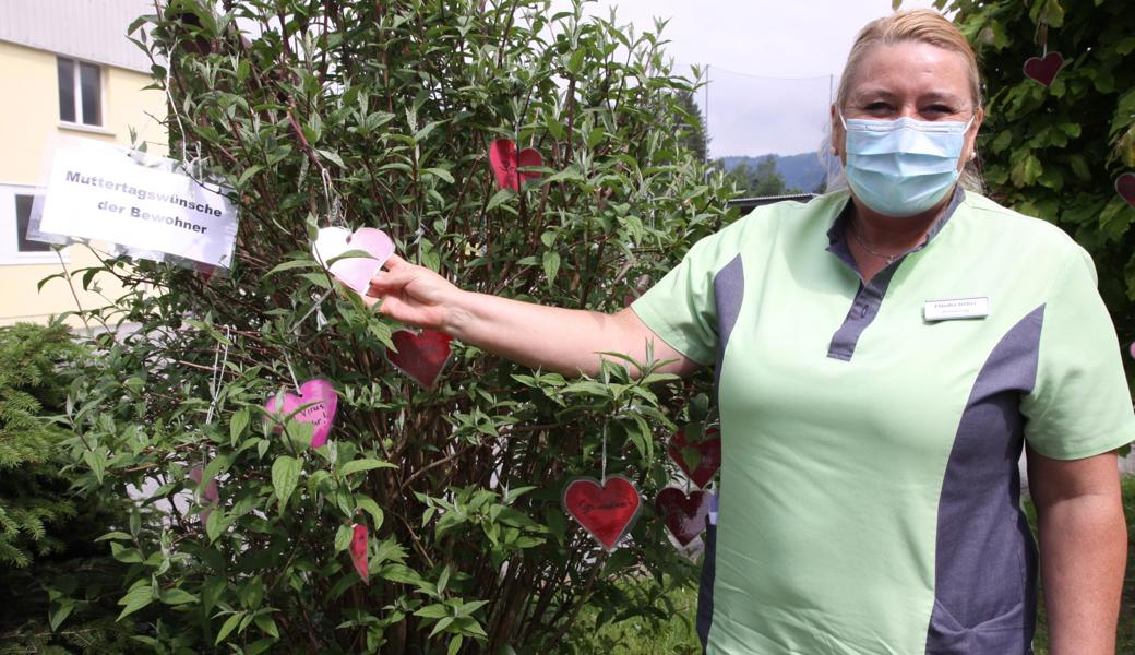 Claudia Sieber, Fachfrau für Aktivierung, bastelte gemeinsam mit den Bewohnern die speziellen Herzen. 