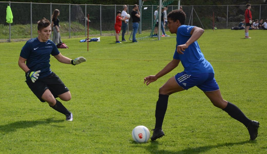 Der Rebsteiner Neuntklässler Kevin Egbon auf dem Weg zum entscheidenden 2:1 im Halbfinal.