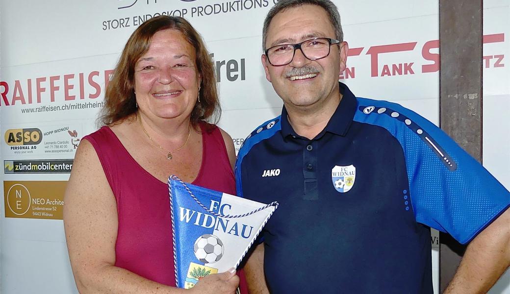 Präsident Kuno Jocham ehrte Judith Spirig für ihre 33-jährige Tätigkeit im Vorstand des FC Widnau.